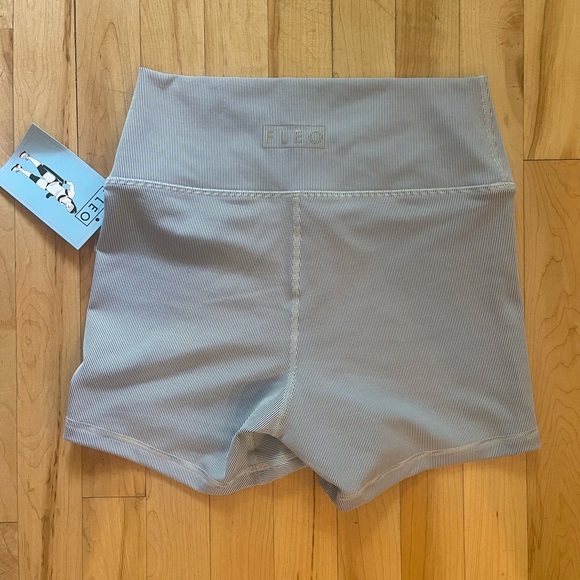 Fleo V waist band ribbed shorts - Picture 3 of 3